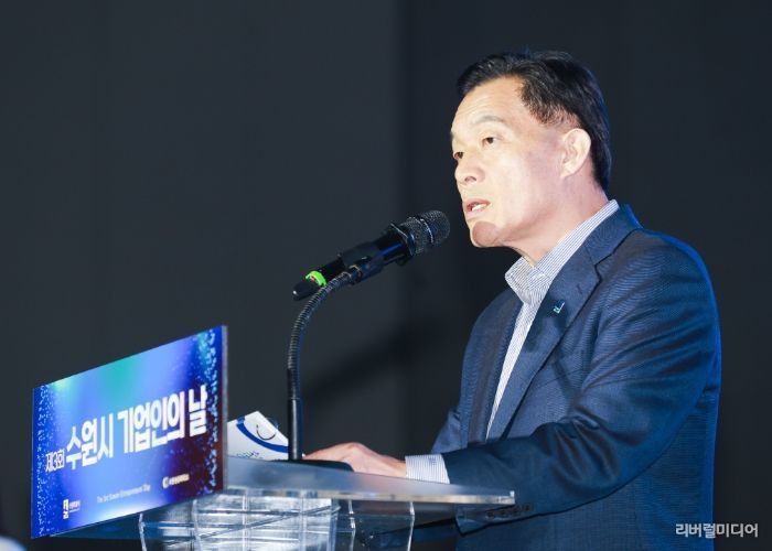 이재준 수원시장이 환영사를 하고 있다.