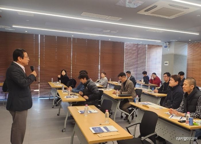 28일 하남시벤처센터 3층에서 개최된 「2025 중소기업 수출·무역 설명회」에서 이현재 하남시장이 인사말씀을 전하고 있다.