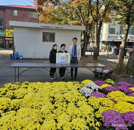 고양시 백석1동, 독거 어르신 80가구에 ‘가을 국화’ 전달