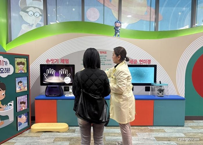 경기도 어린이 식품안전체험관 전시물 내용을 설명하고 있다.