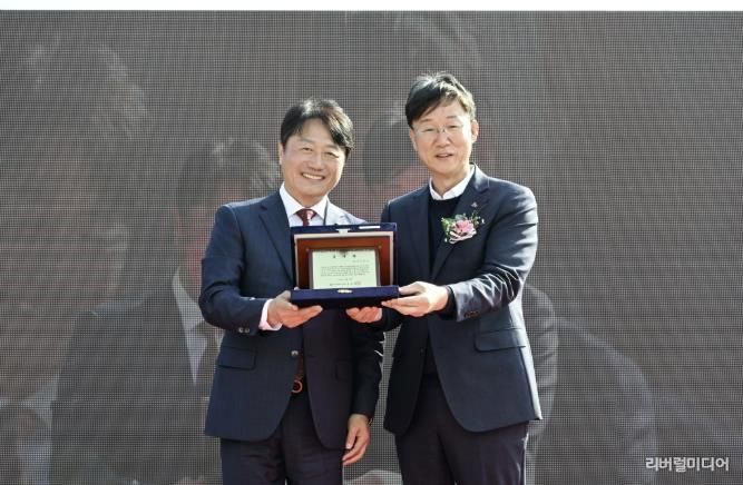 이민근 안산시장(오른쪽)이 윤동열 안산대학교 총장(왼쪽)으로부터 감사패를 전달받고 함께 기념촬영을 하고 있다.