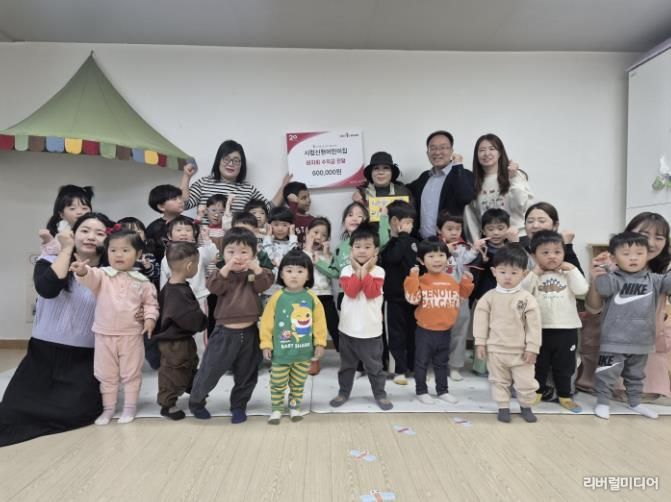 시립신현어린이집, 바자회 수익금 시흥시 신현동에 전달