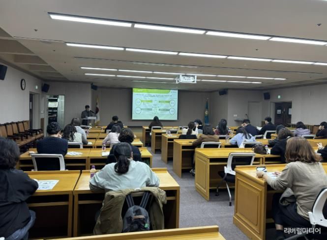 김은철 중동한라 영구임대아파트 주거행복지원센터 팀장이 돌봄플러그사업 교육을 하고 있다.