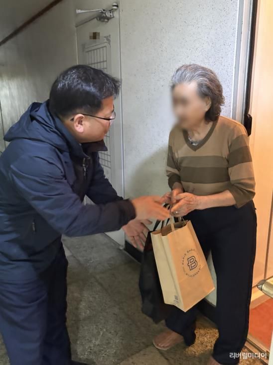 수원시 영통구 영통1동, 지역사회보장협의체 고독사 고위험가구에‘건강 간식’전달 및 안부확인 추진