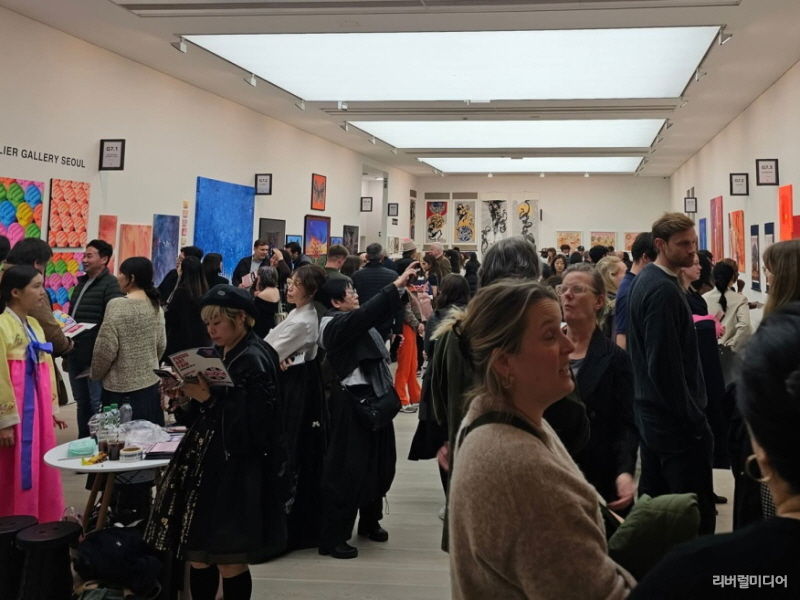 (사진: 런던 사치갤러리 전시 전경)