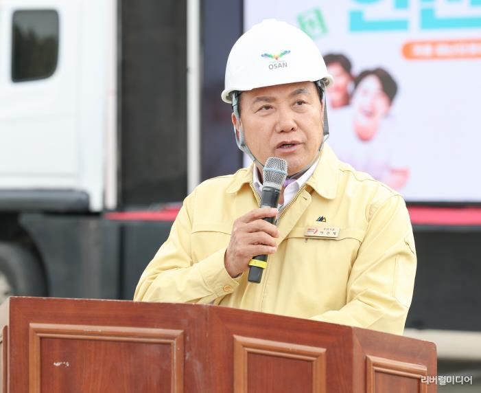 이권재 오산시장이 현장훈련 종료 후 강평하는 모습