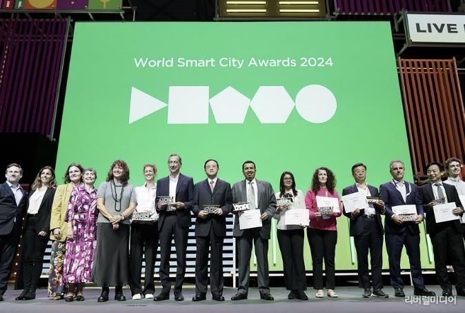 신상진 성남시장이 ‘월드 스마트시티 어워즈 2024’에서 ‘희망을 위한 혁신(Innovation for Hope)’ 프로젝트로 혁신 분야 본상을 수상하고 있다2.(2024년 자료사진)