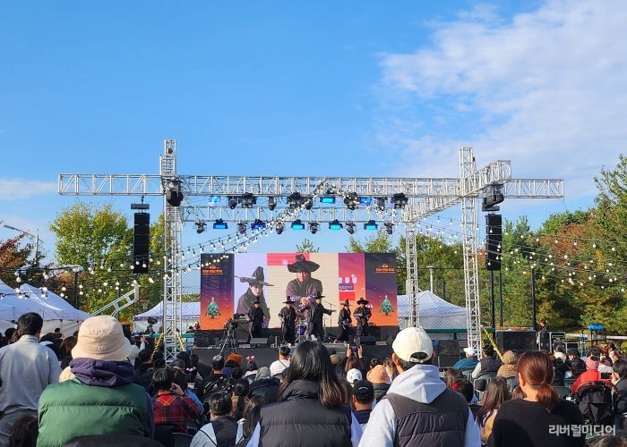 코스튬으로 한미 참가자가 하나된 ‘한미 연말 축제’