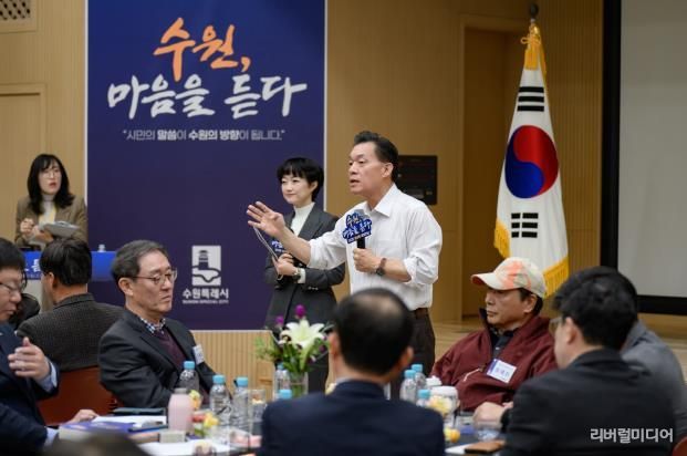 이재준 시장이 행궁동 새빛만남에서 이야기를 하고 있다.