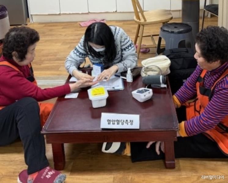 단원보건소 대부보건지소에서 대부도 경로당으로 찾아가는 이동 보건지소를 운영하고 있다.