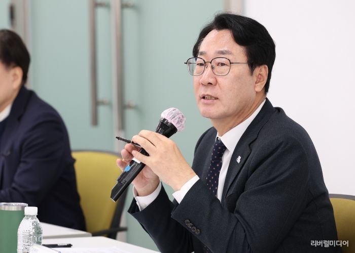 정명근 화성특례시장이 4일 화성특례시 AI 자문단 위촉식에서 발언하고 있다