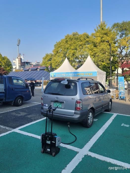 수원시와 수도권대기환경청·저감장치 제작사가 수원종합운동장에서 합동점검을 하고 있다.