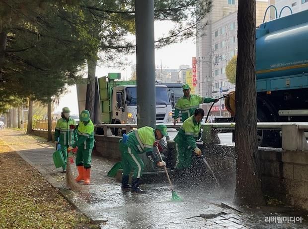 수원시 장안구, 은행나무 열매 다량 발생지 물세척 청소 실시
