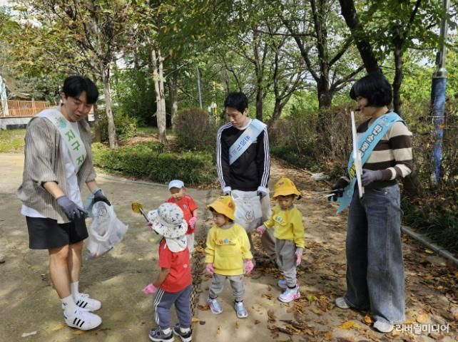 학부모와 자녀가 플로깅을 하고 있다.