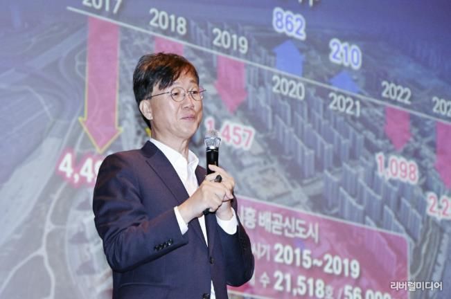 이민근 안산시장이 안산문화예술의전당 해돋이극장에서 열린 ‘2025년 안산시 통장연수’에서 ‘통장들과 함께 만들어 갈 안산시의 미래’를 주제로 강연을 하고 있다.