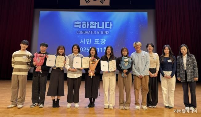 혁신나래연구단 우수과제 수상 팀이 수상 후, 기념사진을 촬영하고 있다.