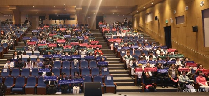 지난 7일 광명평생학습원과 광명극장 일대에서 열린 ‘2025년 광명시 장애인 평생학습 성과공유회’ 참석자들이 기념사진을 촬영하고 있다.