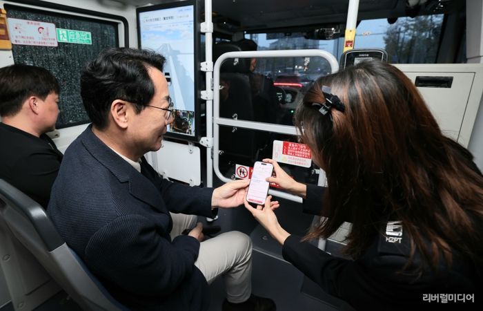 정명근화성특례시장이 항저우시 공공교통 유한회사를 방문하여 자율주행 시스템을 체험하고 있다.