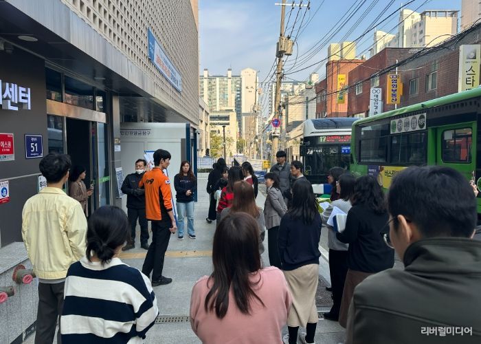 광명시 광명1동 생활문화복합센터는 지난 7일 광북119안전센터와 함께 화재 발생 시 신속한 대응 능력을 강화하기 위한 공공기관 합동 소방대피훈련을 실시했다.