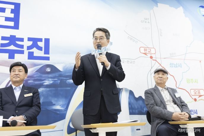 민생경제 현장투어에 나선 김동연 경기도지사가 16번째 방문지로 광주시를 찾아 경기 동남권의 교통혁신 사업인 ‘판교~오포 도시철도’의 신속한 추진 의지를 강조했다.
