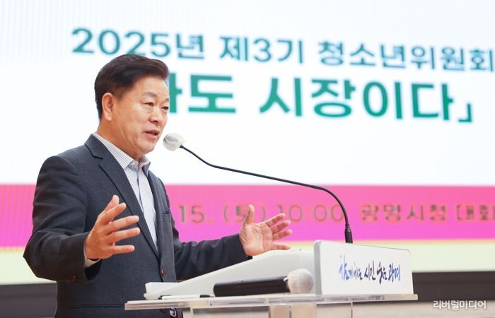 박승원 광명시장이 지난 15일 시청 대회의실에서 개최한 청소년 정책제안 보고회 '나도 시장이다'에 참석해 인사말을 하고 있다.