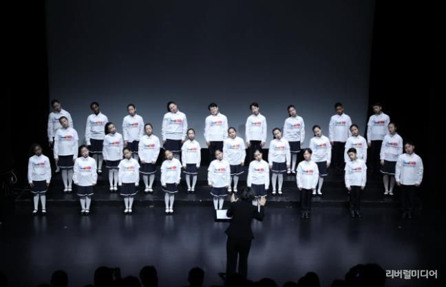 안산시 세계소년소녀합창단이 15일 소극장 보노마루에서 열린 ‘제15회 정기연주회’ 무대에서 합창을 하고 있다.