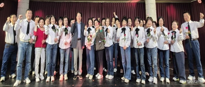 수원시 영통구 광교2동 라온시니어 합창단, 주민 환호 속에 정기연주회 성료