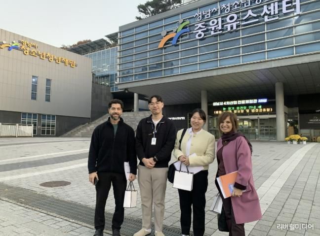 성남시청소년청년재단 중원유스센터 4차산업 진로체험관 AIng에 카타르 국립도서관 방문