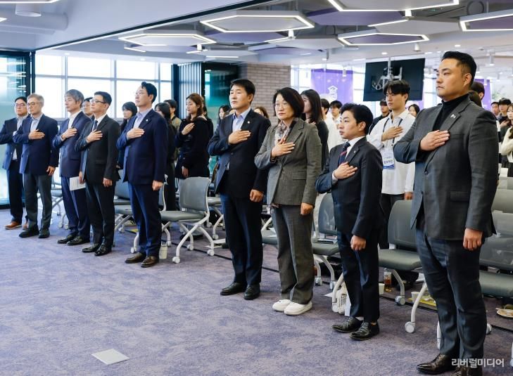 테크노폴 수료회 참석 시의원 국민의례 모습