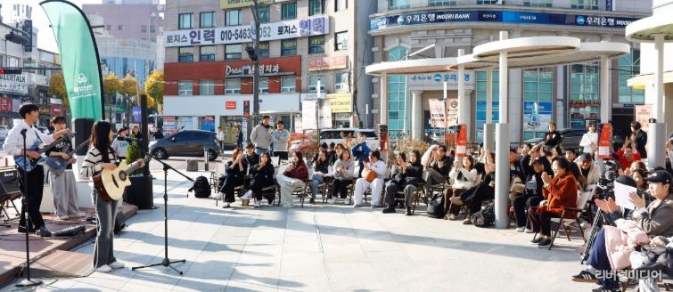 이천시 분수대오거리서 ‘수험생 응원 버스킹’ 열려