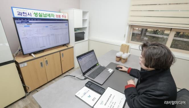 신계용 과천시장이 성실납세자 전산 추첨을 하고 있는 모습