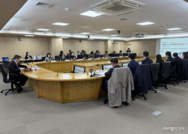 부천시는 지난 18일 시청 창의실에서 남동경 부시장 주재로 ‘2025년 부천시 스마트도시사업협의회’를 열었다.