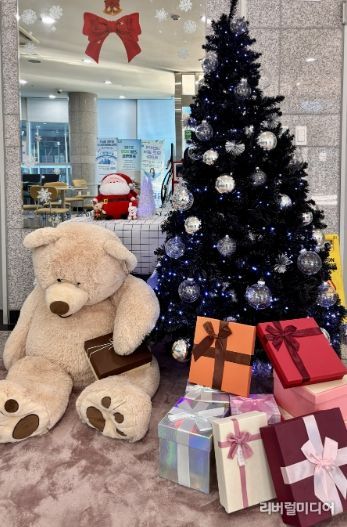 광명시 철산3동 행정복지센터는 연말연시를 맞아 주민들이 따뜻하고 희망찬 분위기 속에서 민원 서비스를 이용할 수 있도록 청사 내·외부에 크리스마스 장식을 설치했다고 19일 밝혔다.