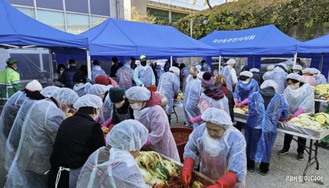 남수원새마을금고, 곡선동에 사랑의 김장 온정 나눔에 후원금 300만원 기부