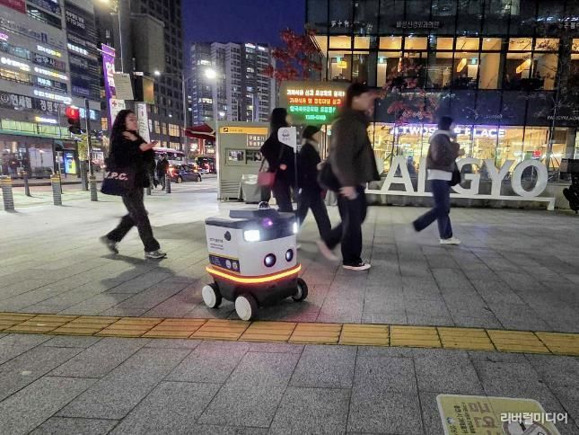 판교역을 야간 순찰 중인 스마트 순찰로봇 모습