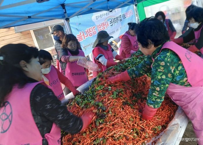 평택시여성유권자연맹 ‘사랑의 김장 나눔’ 실시