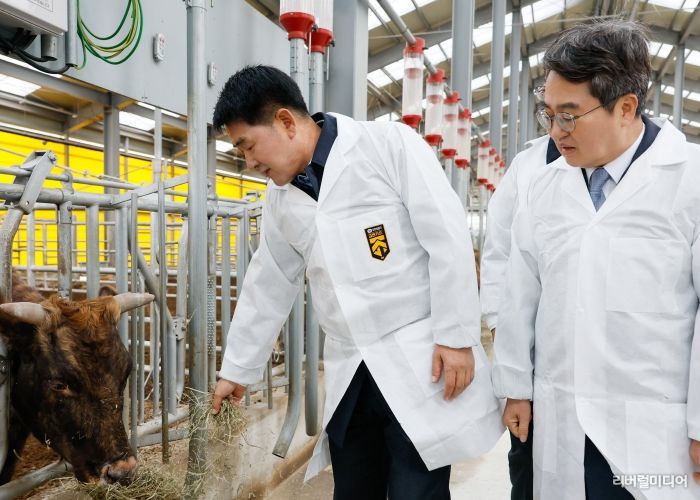 배정수 의장과 김동연 경기도지사의 현장 견학 모습