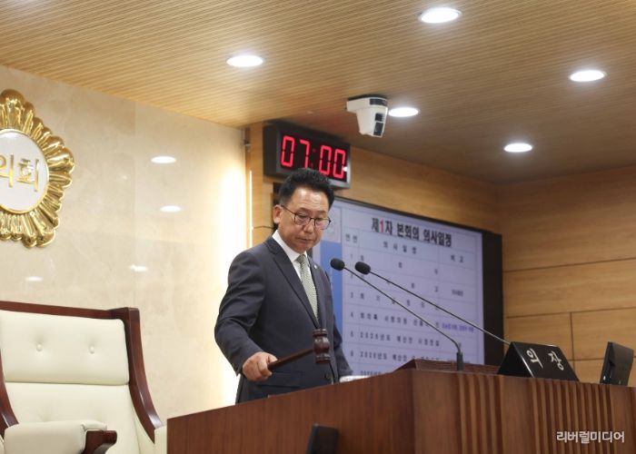 제259회 제2차 정례회 제1차 본회의에서 의사봉 타봉하는 강정구 의장