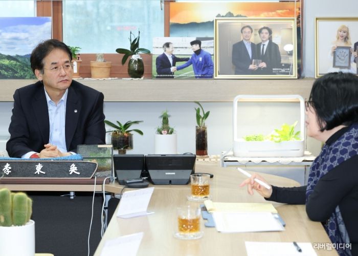 이동환 고양시장이 ‘저출생 극복을 위한 보육정책 간담회'에서 연합회 관계자의 의견을 경청하고 있다.