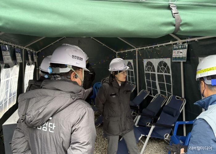 이정화 제2부시장이 동절기 대비 근로자 휴게공간 난방·보온 상태를 확인하고 있다.