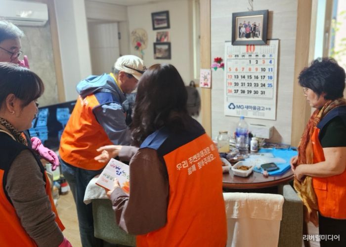 수원시 영통구 광교1동, 겨울맞이‘빵 나눔·주거청소’로 취약가구에 온기 전해