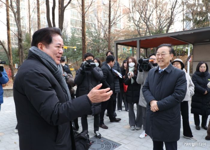 최대호 안양시장(왼쪽)과 김윤덕 국토부장관(오른쪽)이 3일 오전 10시 선도지구를 둘러보며 이야기를 나누고 있다