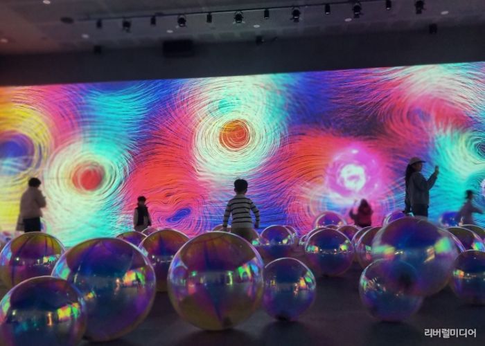 김포시가 오는 31일까지 김포미디어아트센터에서 <물 위의 세계>를 통해 김포의 포구를 조명하고 있다.