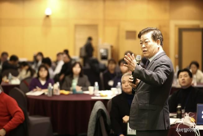 박승원 광명시장이 4일 오후 제주도 켄싱턴 리조트에서 열린 ‘2025 대한민국 ESG정원정책포럼-공무원 혁신 리더십 과정’에 참석해 ‘탄소중립으로 지속가능한 도시전환’을 주제로 한 특별강연을 하고 있다.