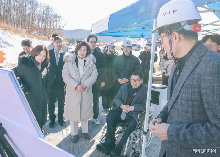 5일 과천주암지구 보도교 설치 요구 현장에서 신계용 과천시장 등 관계자가 설명을 듣고 있다