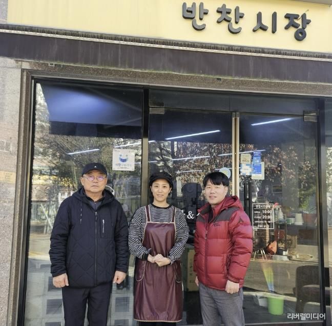 수원시 장안구 정자1동, 반찬가게‘반찬시장’사랑나눔가게 현판 전달