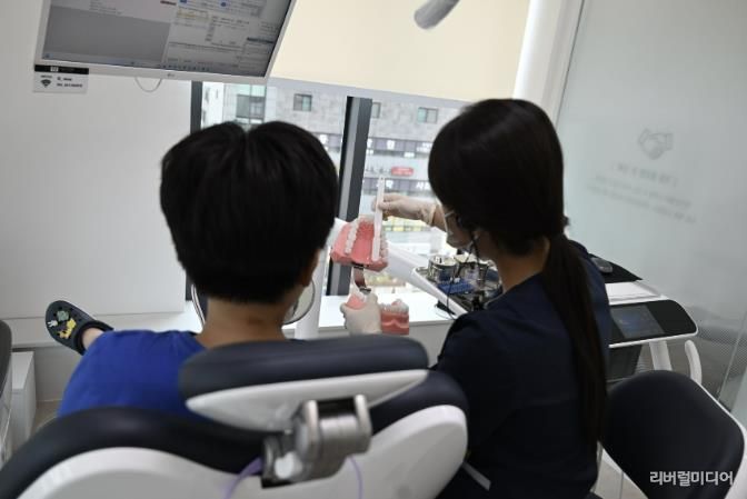 '치과주치의' 성남시 초교 4학년생이 올바른 칫솔질에 관한 설명을 듣고 있다