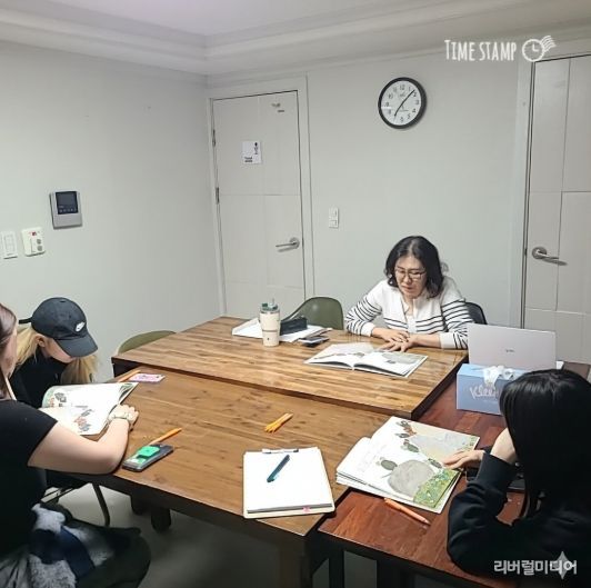 청소년들이 청소년쉼터 독서 심리 프로그램 수업을 듣고 있다.