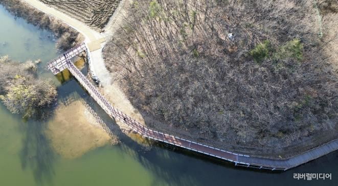 용인특례시가 처인구 이동읍에 있는 이동저수지 둘레길 단절 구간 연결공사를 마무리했다.