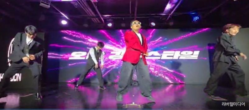 공연을 하고있는 인디스탈 소속 K-Pop 개그 아이돌 (사진제공: 주한외국기업연합회 KOFA)